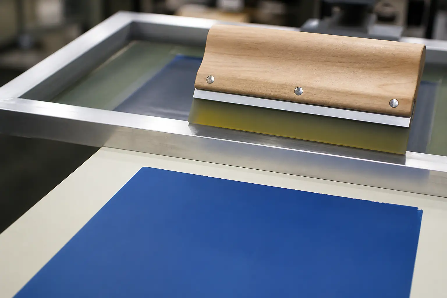 Serigrafi çerçevesi ve rakle uygulaması, temsili görsel